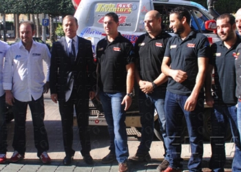 Foto de familia de los componentes de la escudería Grupo Raid, posando con el consejero de Deportes.