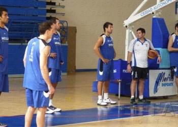 La plantilla, en el entrenamiento de ayer en las instalaciones del Javier Imbroda.