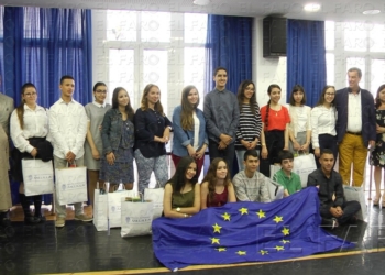 Alumnos del IES Leopoldo Queipo posan con la bandera de la Unión Europea.