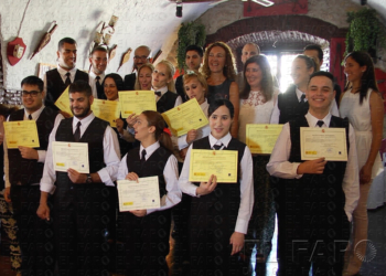 Foto de familia, tras la entrega de diplomas en el restaurante La Muralla.