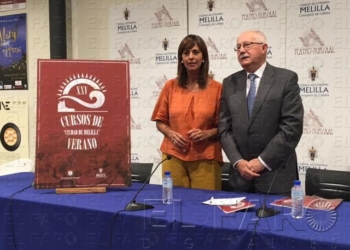 La consejera de cultura, Fadela Mohatar, y el director académico, Manuel Vera, durante la presentación de los cursos.