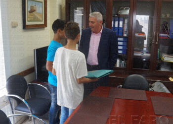 El consejero de Bienestar Social, Daniel Ventura, haciendo entrega de los regalos a los dos jóvenes.