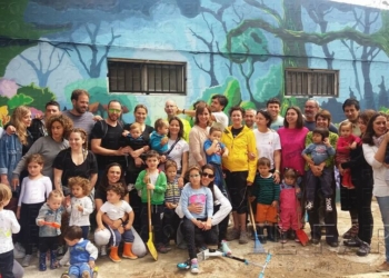 Varios miembros de la asociación Garabatos en el jardín del Buen Consejo con la consejera de Presidencia, Paz Velázquez, y representantes de Guelaya.