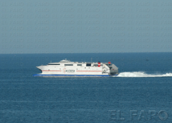 El barco rápido dirigéndose a la costa de Málaga.