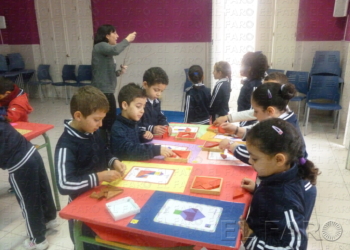 Niños de Primaria haciendo trabajos de creatividad.