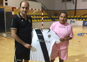 La jugadora brasileña Raquel Souza, junto al presidente de la escuadra melillense, Rafael Torreblanca.