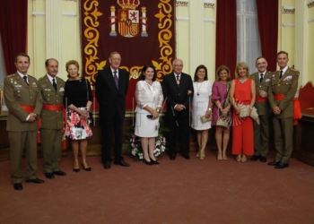 El presidente de la Ciudad, al centro, junto a generales de la Comgemel y familia.