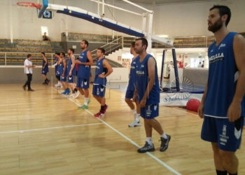 Jugadores de la escuadra de nuestra ciudad, en el calentamiento previo al encuentro ante los sevillanos.