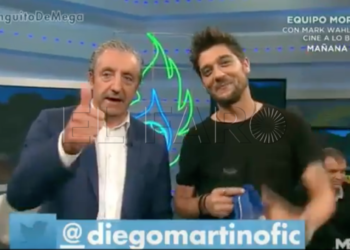 El director de El Chiringuito de los Jugones,  Josep Pedrerol junto al artista local Diego Martín, le hace entrega de una camiseta azulina.