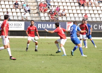 La lucha por cada balón fue muy intensa en el partido entre murcianos y melillenses que se disputó ayer, en el estadio de La Nueva Condomina.