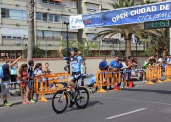 Joaquín García, en el momento de cruzar la línea de meta.