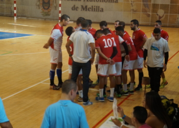 Jugadores del Virgen de la Victoria rodean a su técnico. en uno de los tiempos muertos.