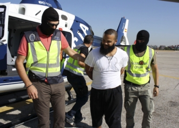 GRA208. MADRID, 04/09/2013.- Fotografía facilitada por el Ministerio del Interior del presunto terrorista Mohammed El Bali (c), detenido ayer en Melilla, a su llegada hoy a Madrid, donde ha sido trasladado para declarar en la Audiencia Nacional española. El Bali, quien supuestamente coordinaba dos células yihadistas en Marruecos dedicadas a reclutar a futuros activistas y a la difusión de la ideología radical, se ha negado hoy a ser extraditado a ese país, durante su comparecencia ante el juez Ismael Moreno. EFE/ 



POLICIA NACIONAL PRENSA a través de efe.es 13:00 (Hace 5 minutos)para SERVICIO Detenido en Melilla el presunto terrorista yihadista, Mohammed El Bali, reclamado por las autoridades marroquíes. El arrestado era el responsable de una célula yihadista establecida en Nador (Marruecos)