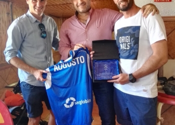 Augusto Hoyo recibiendo su merecido homenaje de la plantilla azulina.