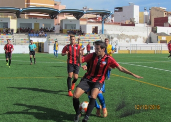 El equipo juvenil, en jugada de su último partido liguero.