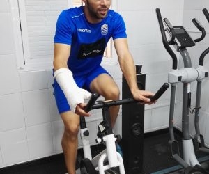 Richi, trabajando en la bicicleta estática en el gimnasio.