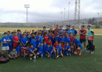 Foto de familia de los jóvenes valores de la cantera melillense en la Ciudad del Fútbol.