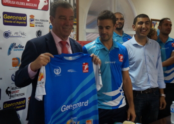 Antonio Miranda recibió una camiseta del equipo.