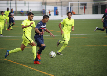 Sidi intenta dejar atrás a un jugador del conjunto almeriense.