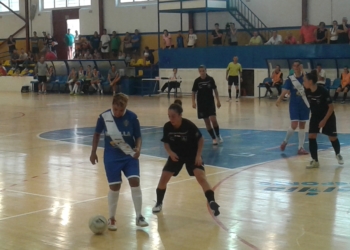 Raquel Souza, con el balón, en uno de los partidos de este año.