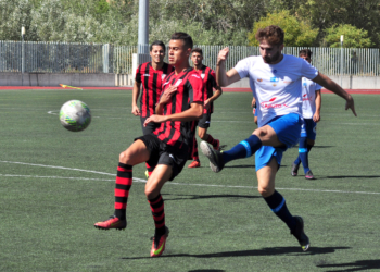 Uno de los jugadores melillenses, en la lucha por uno de los balones en el partido ante el Loja.