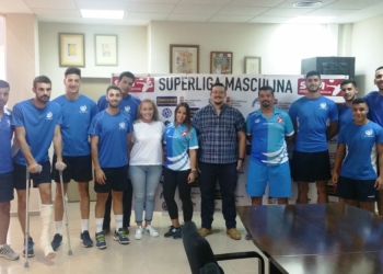 Componentes de la escuadra melillense posando junto al psicólogo, Fernando Lamas.