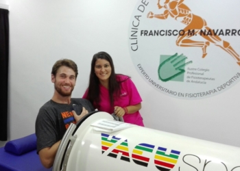 Javi González, junto a la fisio del equipo estudiantil, Rocío Fernández Navarro.