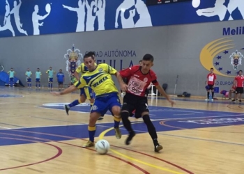 El melillense Javi Sánchez, con el balón, en uno de los partidos de esta temporada.