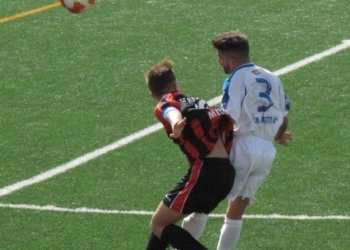 Lucha de un balón entre un jugador melillense y uno peninsular.