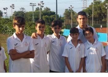 Algunos de los chicos que pertenecen a la Escuela de Tenis y que estuvieron recientemente en Málaga.