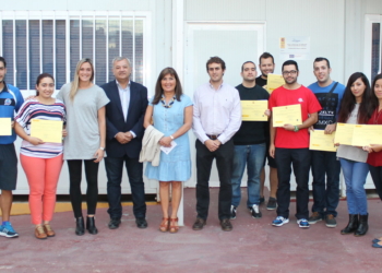 Foto de familia de los alumnos que recogieron sus correspondientes diplomas acreditativos.