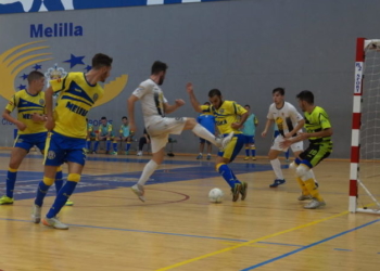 Jugada defensiva del conjunto del Sporting Constitución.