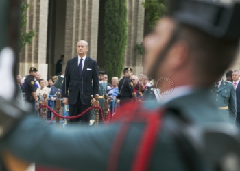 GRA249 ZARAGOZA, 05/10/2016.- El director general de la Guardia Civil, Arsenio Fernández de Mesa, durante el acto de celebración de la patrona del Cuerpo, la Virgen del Pilar, ante la Basílica de Zaragoza. EFE/Javier Cebollada