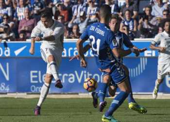 El delantero portugués del Real Madrid Cristiano Ronaldo (i) lanza marcando gol ante el Deportivo Alavés.