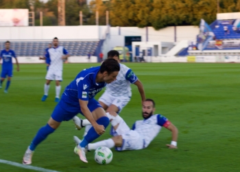 Uno de los jugadores de la UD Melilla se zafa de un adversario.