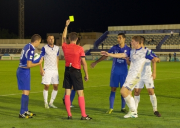 El gran protagonista del último partido no fue ningún jugador sino el colegiado madrileño de turno.