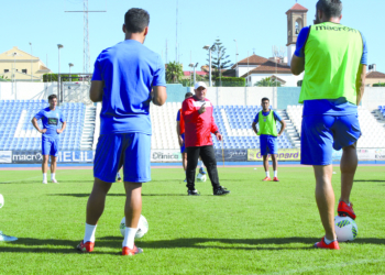 El técnico melillense, en una de las sesiones de entrenamiento con sus jugadores.