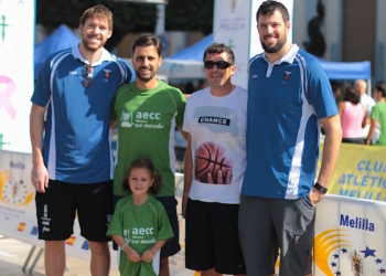 Representantes del cuerpo técnico y la plantilla del Club Melilla Baloncesto.