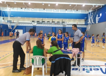 Colegiados junto a las componentes de la mesa de uno de los partidos disputados este fin de semana.