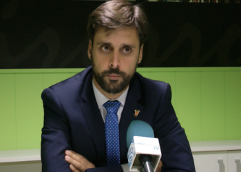 El primer entrenador de la escuadra de nuestra ciudad, Alejandro Alcoba, en una de sus ruedas de prensa oficiales.