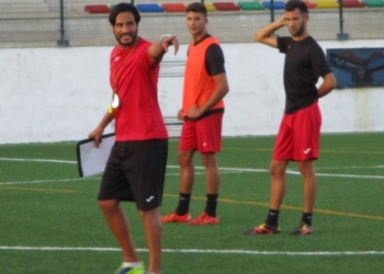 El primer entrenador de la escuadra de nuestra ciudad, en una de las sesiones de trabajo con sus jugadores.