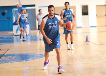 El escolta norteamericano, Alfredo Ott, en el entrenamiento desarrollado ayer en la pista del Javier Imbroda.