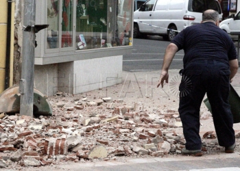 -FOTODELDIA- GRA020. MELILLA, 25/01/2016.- El terremoto de 6.3 grados registrado hoy en el Mar de Alborán se ha percibido con mayor intensidad en Melilla, donde ha causado daños en edificios y la suspensión de las clases en la ciudad autónoma para evaluar el estado de los centros educativos. Según ha informado el servicio de emergencias 112 en su cuenta oficial de Twitter, de momento solo se han notificado "incidencias materiales" en Melilla, y ha recomendado a la población que mantenga la calma y haga caso únicamente a las fuentes de información oficiales debido a los numerosos rumores que han empezado a circular. EFE/Francisco García Guerrero