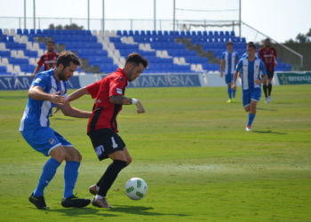 Santi Luque, con el balón, podrá estar en el once inicial del conjunto melillense.