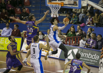 El capitán Eloy Almazán logra una canasta a aro pasado, en el choque frente a los palentinos.