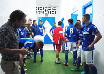 Los jugadores de la escuadra de nuestra ciudad, en la puerta de los vestuarios, instantes antes de saltar al terreno de juego.