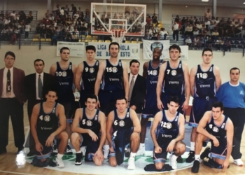 Componentes de la primera plantilla de la escuadra del Melilla Baloncesto, en la Liga LEB Oro, en 1996.