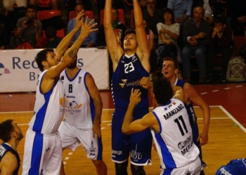 Huskic salta a por un balón rodeado de jugadores del Melilla Baloncesto.