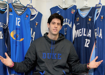 Eloy Almazán, con algunas de las camisetas históricas del Club Melilla Baloncesto.