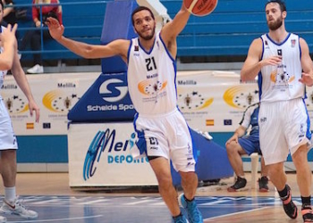 El jugador americano, en una de sus jugadas favoritos, el robo de balón frente al Barcelona Lassa.